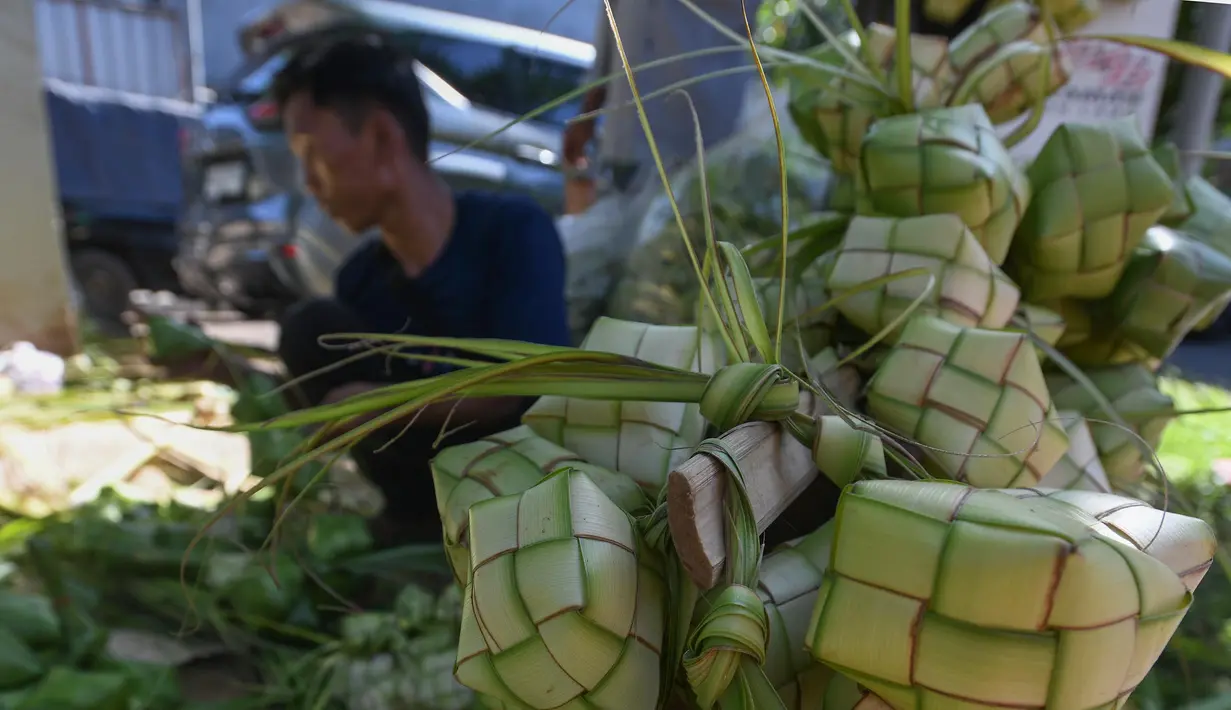 Beberapa pedagang musiman kulit ketupat di Pasar Pondok Labu Jakarta, yang rata-rataberasal dari Bogor dan Serang, mengaku penjualan ketupat tahun ini menurun. Penurunan bisa mencapai 50 persen. (merdeka.com/Arie Basuki)