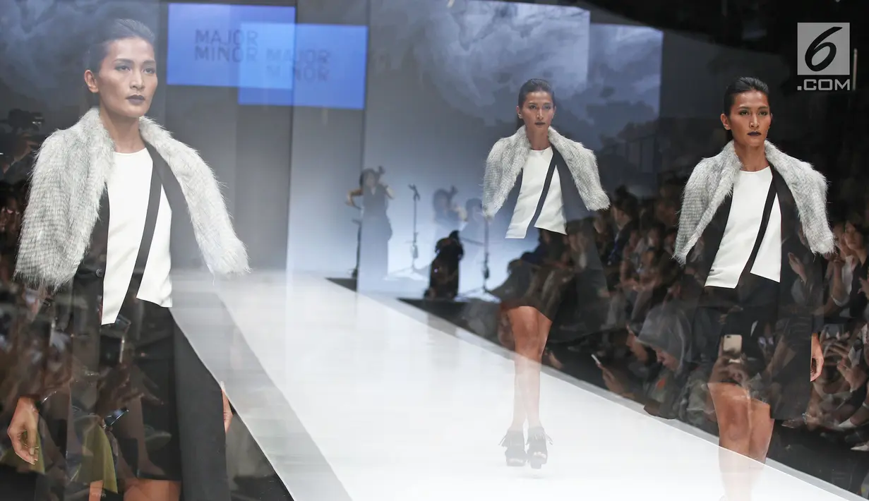 Model berjalan diatas catwalk membawakan rancangan Major Minor saat pembukaan Jakarta Fashion Week 2018 di Senayan City, Jakarta, Sabtu (21/10). JFW 2018 mengusung tema 'Bhinneka dan Berkarya'. (Liputan6.com/Herman Zakharia)
