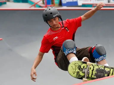 Skateboarder Indonesia, Jason Dennis Lijnzaat melakukan gerakan trik pada final taman putra Asian Games 2018 di arena roller sport Jakabaring, Palembang, Rabu (29/8). Jason meraih medali perak dengan mengumpulkan 68,33 poin. (AP/Vincent Thian)