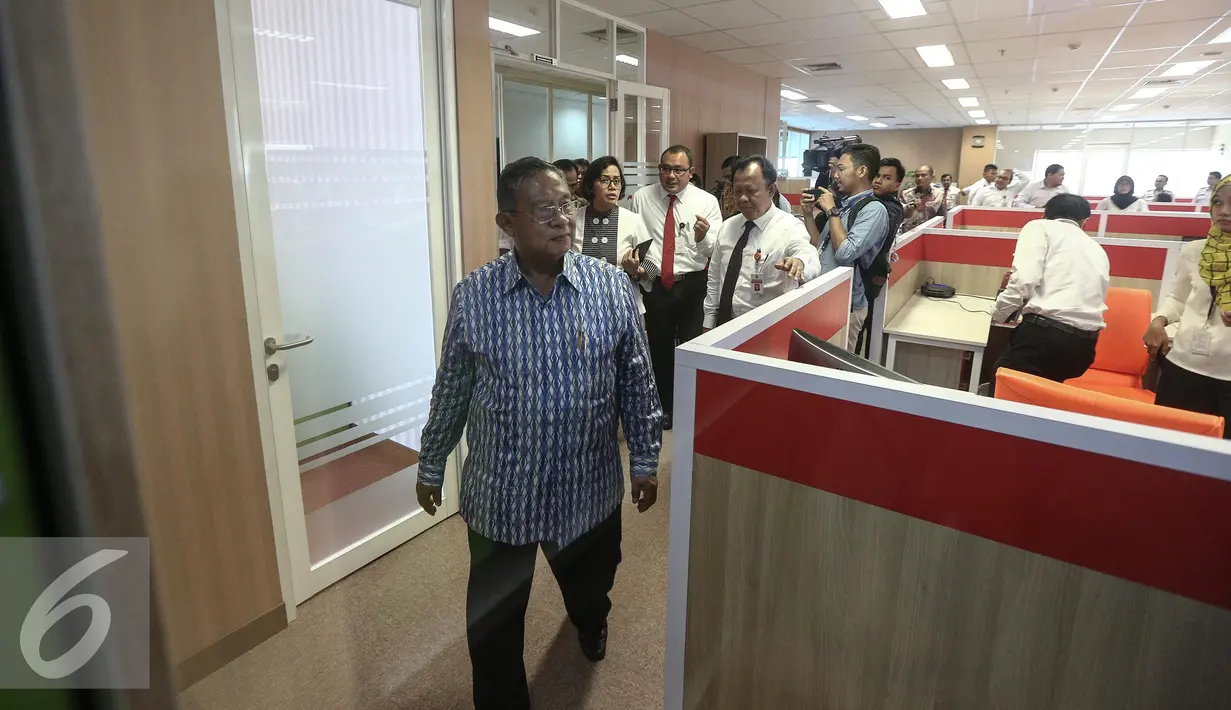 Menko Perekonomian Darmin Nasution, Menkeu Sri Mulyani, Menhub Budi Karya Sumadi melihat proses layanan dwelling time di kantor pengelola portal Indonesia National Single Window (INSW), Jakarta, Senin (6/2). (Liputan6.com/Faizal Fanani)