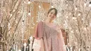 Dress berwarna pink dengan bahan brukat dan detail lengan berbahan chiffon adalah kebaya modern yang cocok untukmu. (instagram/enzystoria)