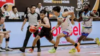 Bima Perkasa Jogja saat menghadapi Amartha Hangtuah dalam lanjutan IBL 2024 di GOR Pancasila UGM, Yogyakarta, Minggu (30/6/2024). (Bola.com/Ana Dewi)