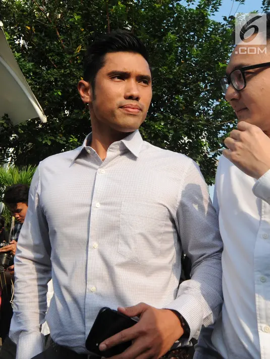 Suami aktris Dian Sastrowardoyo, Maulana Indraguna Sutowo usai menjalani pemeriksaan di Gedung KPK, Jakarta, (10/4). Indra diperiksa sebagai saksi untuk tersangka mantan Dirut PT Garuda Indonesia, Emirsyah Satar. (Merdeka.com/Dwi Narwoko)