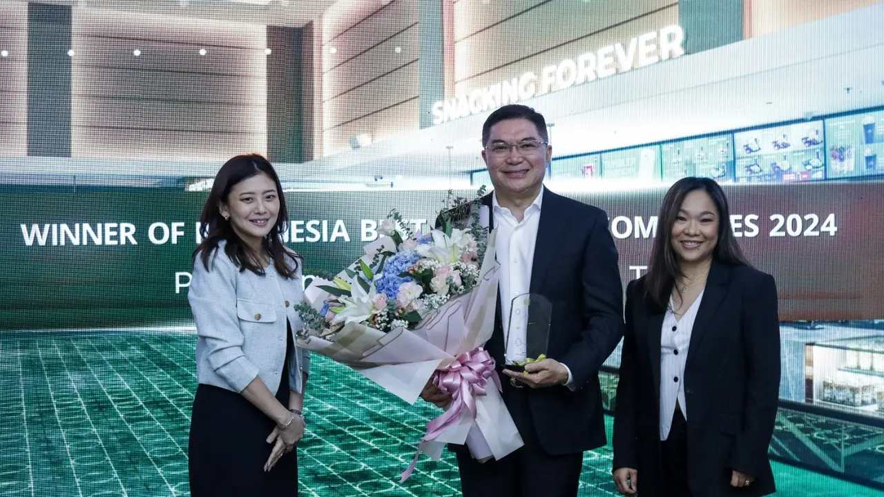Direktur Cinema XXI Dody Suhartono (tengah) menerima penghargaan Indonesia’s Best Managed Companies 2024 dari Deloitte