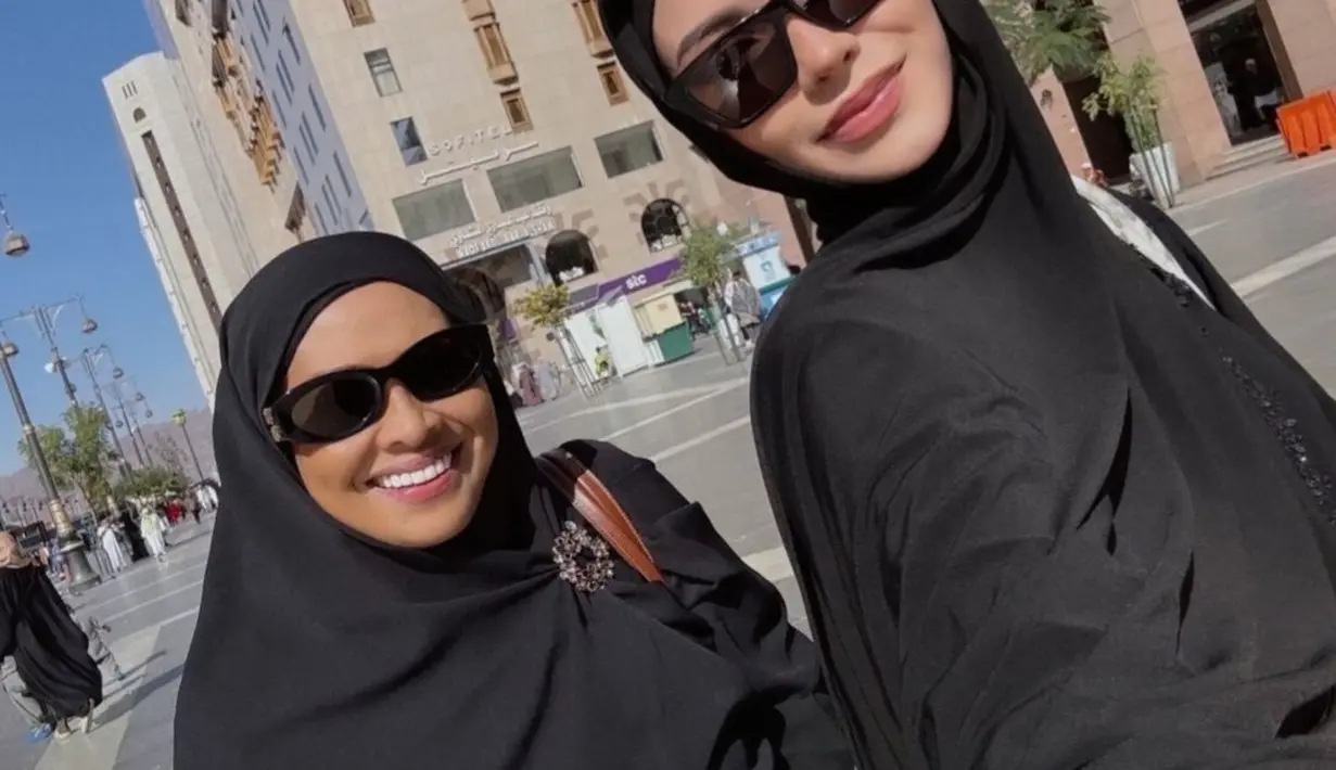 Momen ini juga semakin istimewa dengan kehadiran Risa Dewi, ibu Alyssa, yang menemani perjalanan umrah tersebut. Dalam salah satu foto, keduanya terlihat tersenyum ceria di depan sebuah gedung di Madinah. Kehangatan kebersamaan mereka membuat perjalanan spiritual ini terasa semakin mendalam.(Liputan6.com/IG/@alyssadaguise)