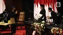 Presiden Joko Widodo atau Jokowi (kiri) memberi salam saat mengikuti Sidang Paripurna DPR 2021 di Gedung Nusantara, Senayan, Jakarta, Senin (16/8/2021). Jokowi membacakan RUU APBN 2022 dan Nota Keuangan. (Liputan6.com/Angga Yuniar)