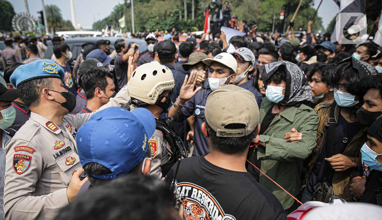 Massa Aliansi BEM SI saling dorong dengan polisi saat menggelar aksi peringatan evaluasi dua tahun Kabinet Indonesia Maju di kawasan Patung Kuda, Jakarta, Kamis (21/10/2021). Aksi ini bentuk penyampaian aspirasi dan kritik atas kinerja pemerintahan Jokowi-Ma'ruf Amin. (Liputan6.com/Faizal Fanani)