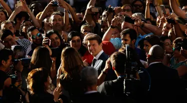 Aktor Tom Cruise menyapa pengemarnya saat tiba menghadiri pemutaran film "The Mummy" di Madrid, Spanyol (29/5). The Mummy akan diputar di Indonesia pada 7 Juni 2017 mendatang. (AP Photo / Francisco Seco)