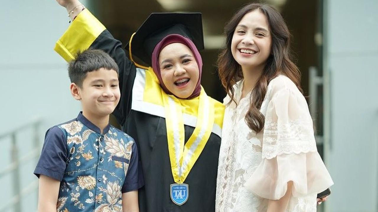 Potret Lala Jalani Wisuda S1 dengan IPK 3,57, Nagita Slavina dan Rafathar Bahagia Lihat Keberhasilan Karyawannya