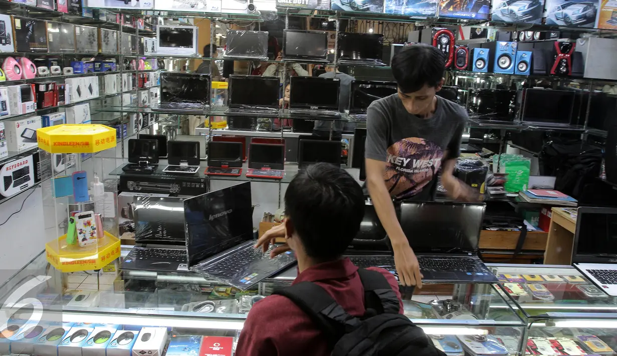 Seorang pembeli melihat laptop di Glodok, Jakarta, Selasa (25/8/2015). Dampak pelemahan nilai tukar Rupiah atas Dollar Amerika yang menembus angka Rp 14 ribu menyebabkan tingkat penjualan barang elektronik menurun. (Liputan6.com/Faizal Fanani)
