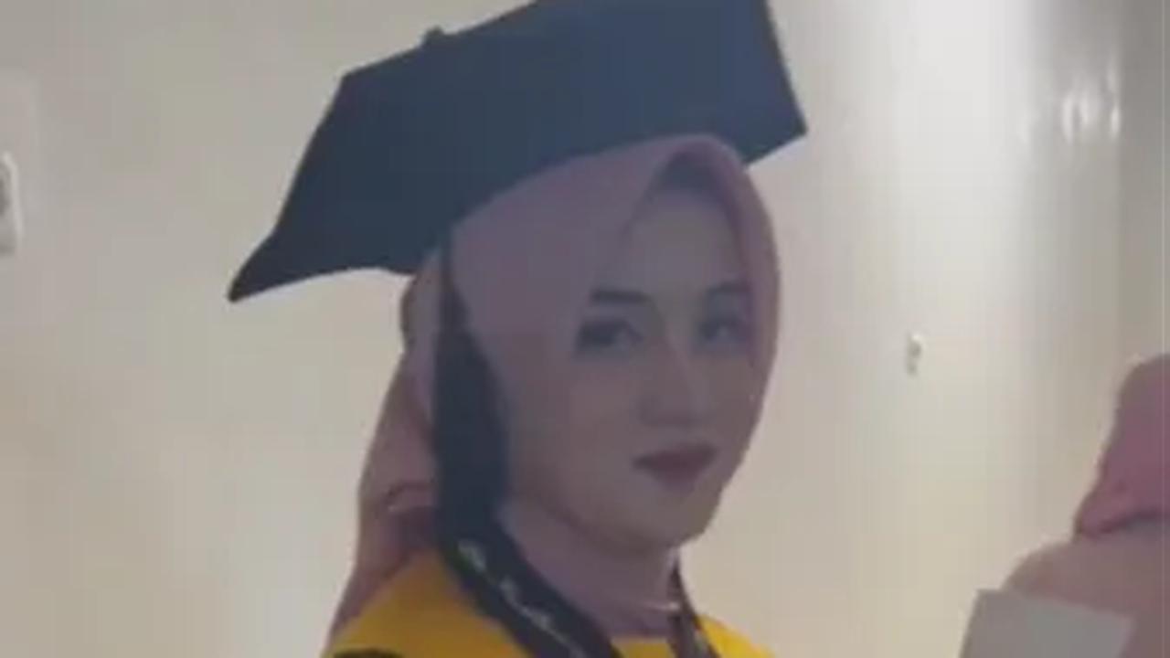 Momen Wisuda Wanita Ini Jadi Hadiah Terakhir Sebelum Sang Ayah Wafat, 'Sampai Bertemu Nanti di Surga Terindahnya Allah