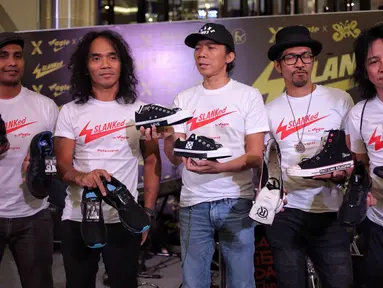 Para personel Slank hadir dalam peluncuran sepatu limited edition kolaborasi antara Slank dan Eagle dikawasan Jakarta, Rabu (23/5). Sepatu limited edtion ini dirancang khusus secara langsung oleh lima personel grup band Slank. (Liputan6.com/Faizal Fanani)