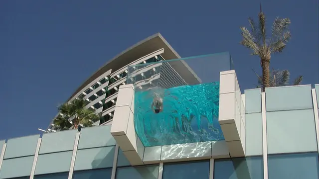 Hotel Ini Miliki Desain Kolam Renang yang Menggantung