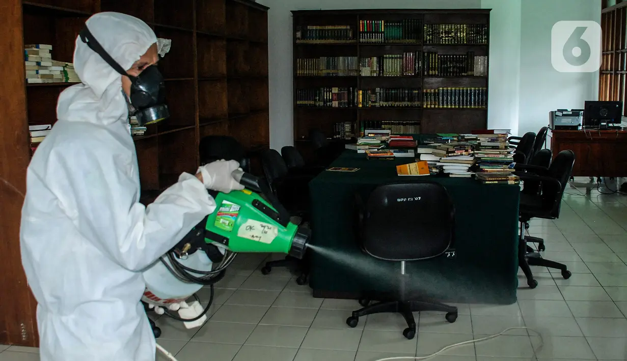 Petugas melakukan Penyemprotan Disinfektan di Masjid Baiturrahman Kompleks Parlemen, Senayan, Jakarta, Kamis (22/10/2020). Sekjen DPR Indra Iskandar menjelaskan penutupan dilakukan untuk sterilisasi dan Penyemprotan disinfektan demi mencegah penyebaran COVID-19. (Liputan6.com/Johan Tallo)