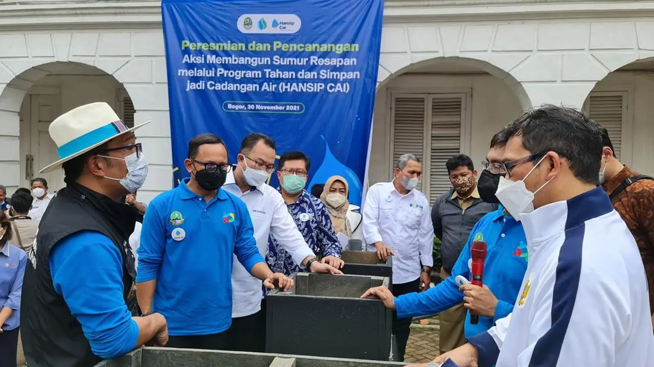 Gubernur Jabar Ridwan Kamil menyaksikan pembuatan Sumur Resapan di Kantor ex-BKPP Bogor (Istimewa).