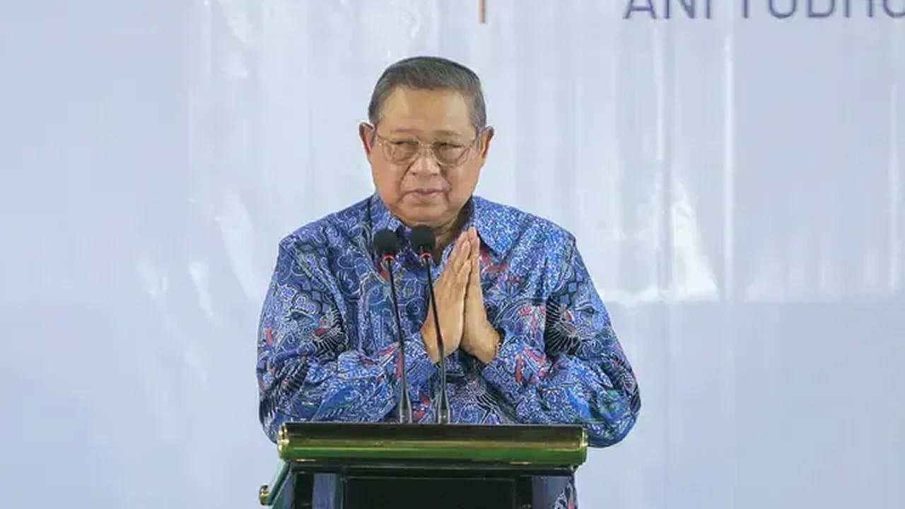 SBY mendengar, ada ancaman kepada pimpinan partai bakal ditersangkakan oleh kasus hukum bila tidak ikut perintah Jokowi tersebut.