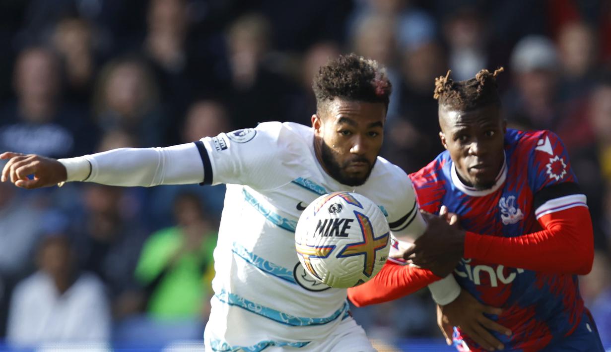 Pada babak kedua Chelsea lebih mendominasi permainan dengan lebih banyak melancarkan serangan. Namun upaya mereka belum  membuahkan hasil akibat kedisiplinan para pemain belakang Crystal Palace menjaga daerah pertahanannya. (AP/David Cliff)
