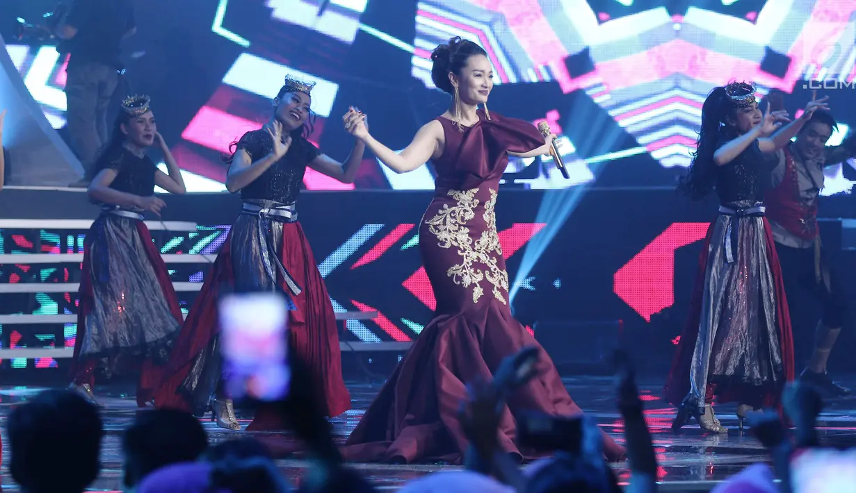 Penyanyi dangdut Zaskia Gotik ketika membawakan lagu pada Perayaan HUT ke 27 SCTV di Hall D, Jiexpo Kemayoran, Jakarta, Kamis (24/8). Zaskia Gotik berkolaborasi dengan Via Vallen yang diiringi dengan musik EDM. (Liputan6.com/Herman Zakharia)