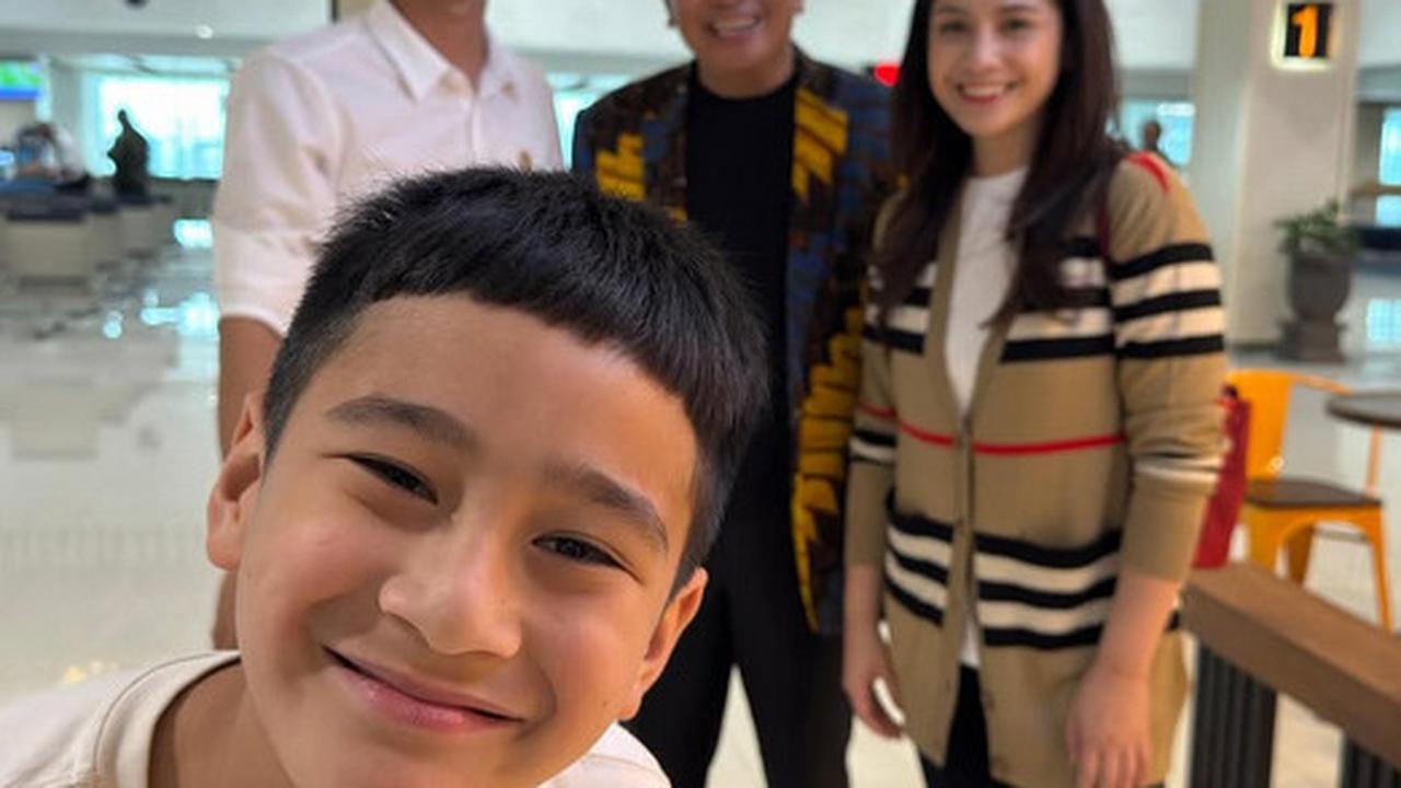 Potret Tingkah Usil Rafathar Muncul di Depan Kamera saat Raffi-Nagita Foto Bareng Helmy Yahya, Netizen 'Kulkasnya Lagi Konslet'