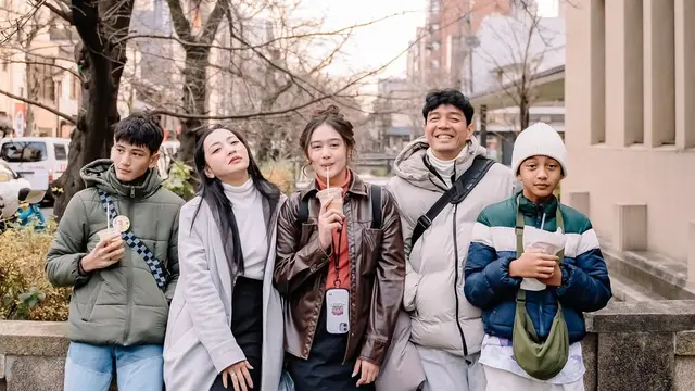 Potret Hesti Purwadinata dan Edo Borne Ajak Anak Liburan di Jepang (credit: instagram/hestipurwadinata)