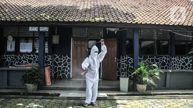 Penyemprotan Disinfektan Rutin di Sekolah saat PTM 100 Persen