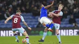 Pemain Burnley Ben Mee (kanan) menjatuhkan pemain Leicester City Youri Tielemans pada pertandingan Liga Inggris di Stadion Turf Moor, Burnley, Inggris, 1 Maret 2022. Leicester City menang 2-0. (AP Photo/Jon Super)