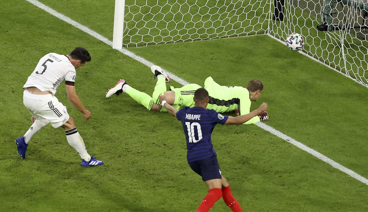 Gol bunuh diri ke-3 terjadi di laga Grup F saat Jerman menghadapi Prancis (16/6/2021). Bek Jerman asal Borussia Dortmund, Mats Hummels melakukan gol bunuh diri pada menit ke-20 yang membuat Prancis unggul 1-0. Hasil akhir, Jerman kalah 0-1. (Foto: AP/Pool/Alexander Hassenstein)