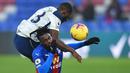 Gelandang Tottenham Hotspur, Tanguy Ndombele (atas), berduel udara dengan gelandang Crystal Palace, Jeffrey Schlupp dalam laga lanjutan Liga Inggris 2020/21 pekan ke-12 di Selhurst Park Stadium, Minggu (13/12/2020). Tottenham bermain imbang 1-1 dengan Palace. (AFP/Glyn Kirk/Pool)