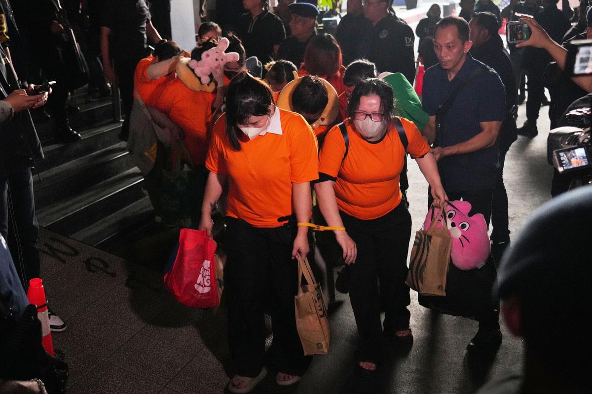 FOTO: Ratusan WNA Pelaku Judi Daring Dipindahkan ke Imigrasi