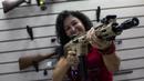 Pameran pertahanan dan keamanan terbesar di Amerika Latin ini menampilkan senjata, kamera keamanan, kendaraan anti peluru, dan aksesori.  (AP Photo/Bruna Prado)