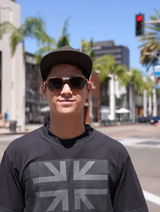 Selama di sana, keluarga selebriti ini tak menyia-nyiakan untuk jalan-jalan keliling Los Angeles. Ada berbagai lokasi yang dikunjungi mereka. Begini potret Al Ghazali berpose di jalanan Los Angeles. (Liputan6.com/IG/@alghazali7)