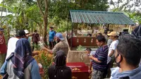 Pihak keluarga Abdul Hamid sedang menguburkan sisa jenazah yang sudah terlanjur dikremasi di Tempat Pemakaman Umum Air Raja. (Liputan6.com/ Ajang Nurdin)