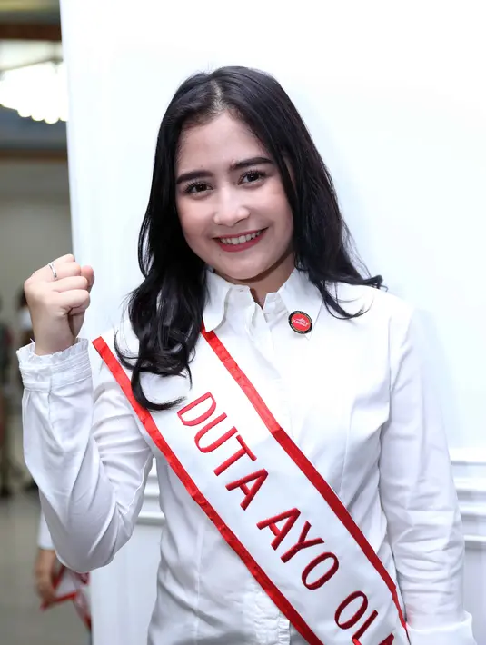 "Kalau selfie kita bisa nentuin angle sendiri, bisa lihat muka sendiri secara langsung di layar, jadi bisa ngepas-ngepasin sendiri," papar Prilly Latuconsina. (Nurwahyunan/Bintang.com)