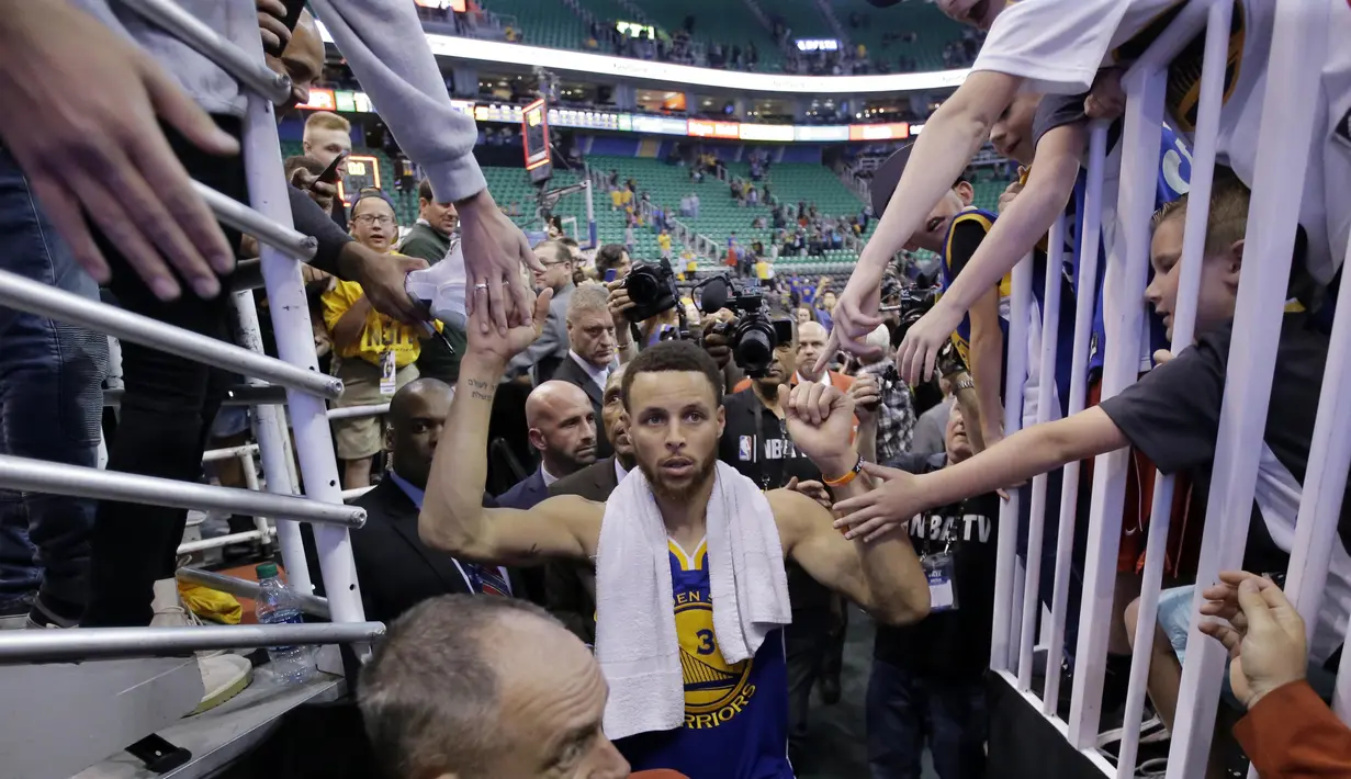 Bintang Golden State Warriors, Stephen Curry menyapa fans usai timnya menang atas Utah Jazz pada gim keempat playoff NBA di Salt Lake City, Senin (8/5/2017). Warriors menang 121-95.  (AP/Rick Bowmer)