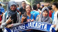 Suporter wanita yang tergabung di Viking Jakarta tak takut hadir di SUGBK. (Bola.com/Wiwig Prayugi)