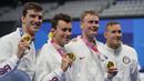 Dari nomor beregu, Caeleb Dressel (kanan) dan rekan-rekan meraih medali emas pada nomor estafet 4x100 meter gaya bebas dan estafet 4x100 meter gaya ganti. Untuk nomor 4x100 meter gaya ganti, mereka berhasil memecahkan rekor dunia. (Foto: AP/Petr David Josek)