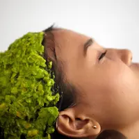 Ilustrasi perawatan rambut dengan masker buah. (via: eva.hn)