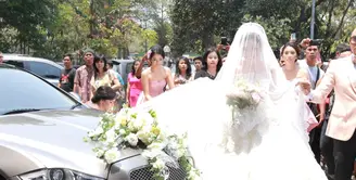 Chelsea Olivia dengan Glenn Alinskie akhirnya resmi menikah, Hari ini keduanya mengikat janji suci pernikahan di Gereja Katedral, Jakarta Pusat, Kamis (1/10/2015) sekitar pukul 11.50 WIB. (Galih W. Satria/Bintang.com)