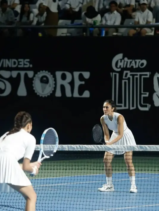 Wulan Guritno bermain tenis [Instagram/wulanguritno]