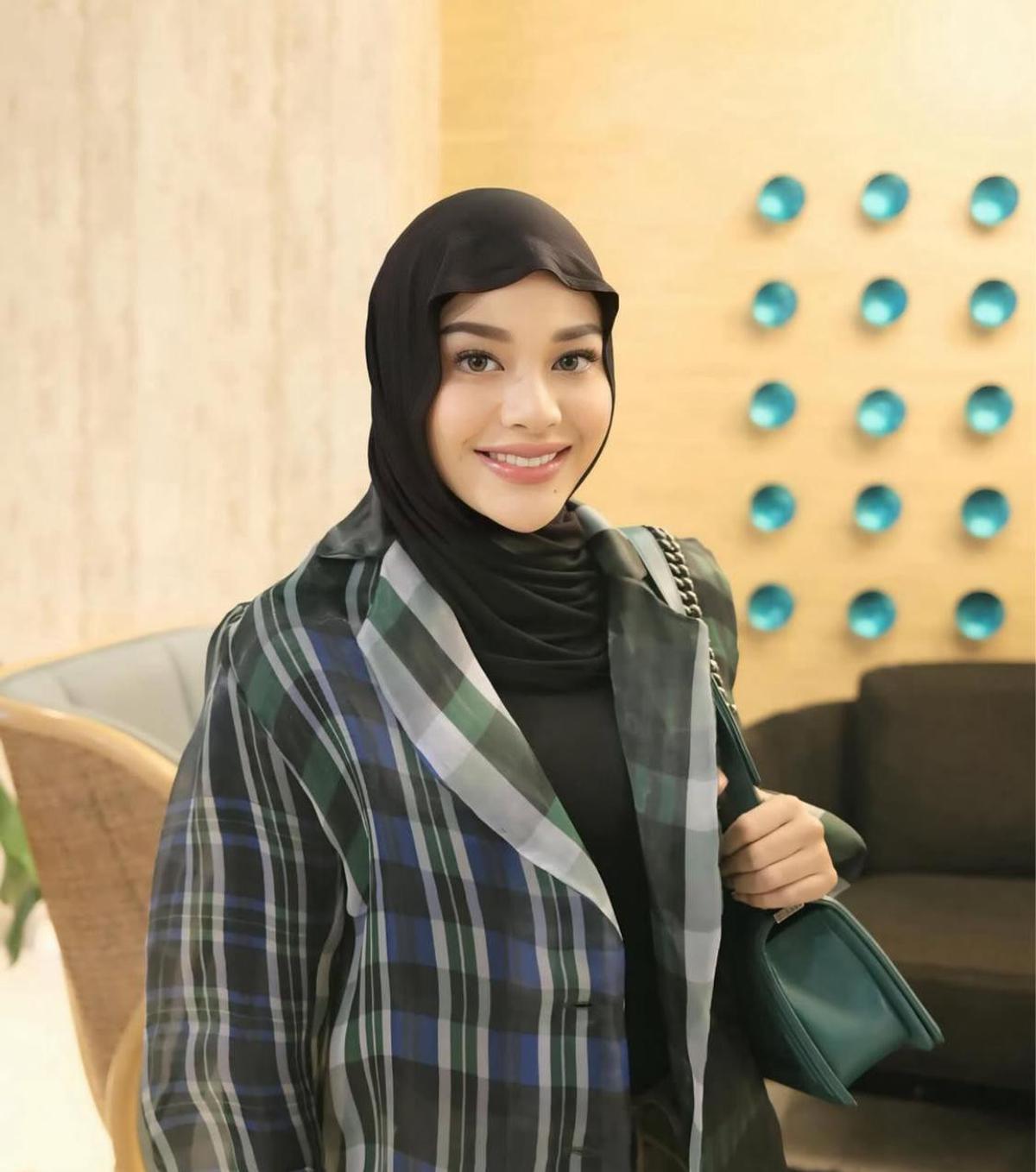 Model Hijab Aurel Hermansyah yang Bikin Penampilan Lebaran 2025 Makin Elegan