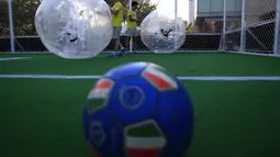 Para pemain menyiapkan gelembung yang akan dipakai untuk bermain sepakbola di Beijing, Kamis (10/7/14). (REUTERS/Kim Kyung-Hoon)