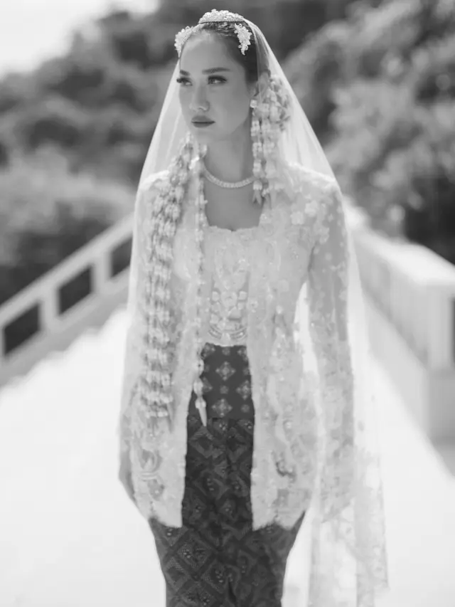 Pesona Bunga Citra Lestari dalam Balutan Kebaya Nasional