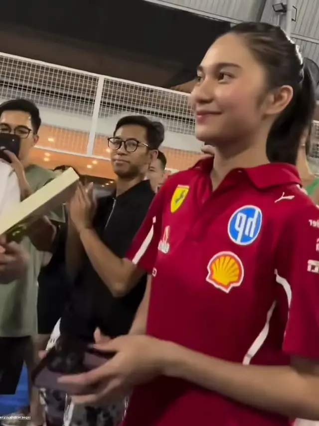 Azizah Salsha saat ulang tahun ke-22 pakai baju merah. [@angiemiraclee]