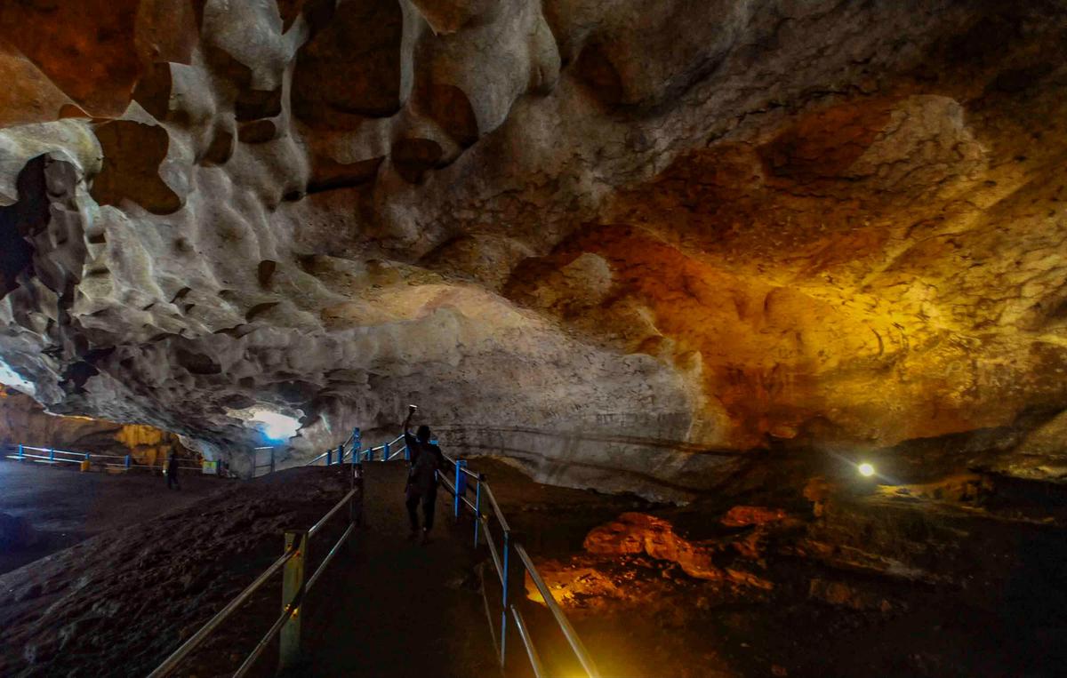 FOTO: Pesona Stalaktit dan Stalagmit Goa Lowo, Keajaiban Alam Trenggalek