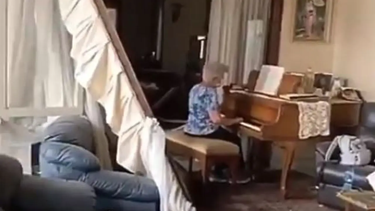 Video Nenek Main Piano di Tengah Puing Rumahnya Pasca Ledakan Beirut Ini Bikin Haru