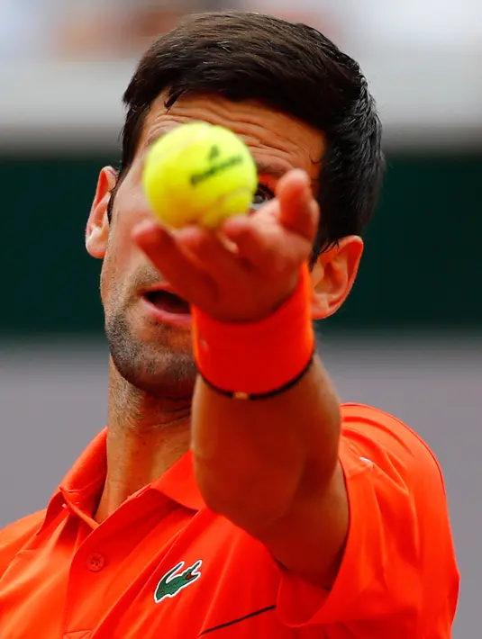 Petenis Serbia Novak Djokovic melakukan servis ke arah lawannya petenis Swiss Henri Laaksonen pada putaran kedua Prancis Terbuka 2019 di Stadion Rolland Garros, Kamis (30/5/2019). Djokovic untuk ke-14 kalinya melaju ke babak ketiga Prancis Terbuka usai menang 6-1, 6-4 6-3. (REUTERS/Kai Pfaffenbach)