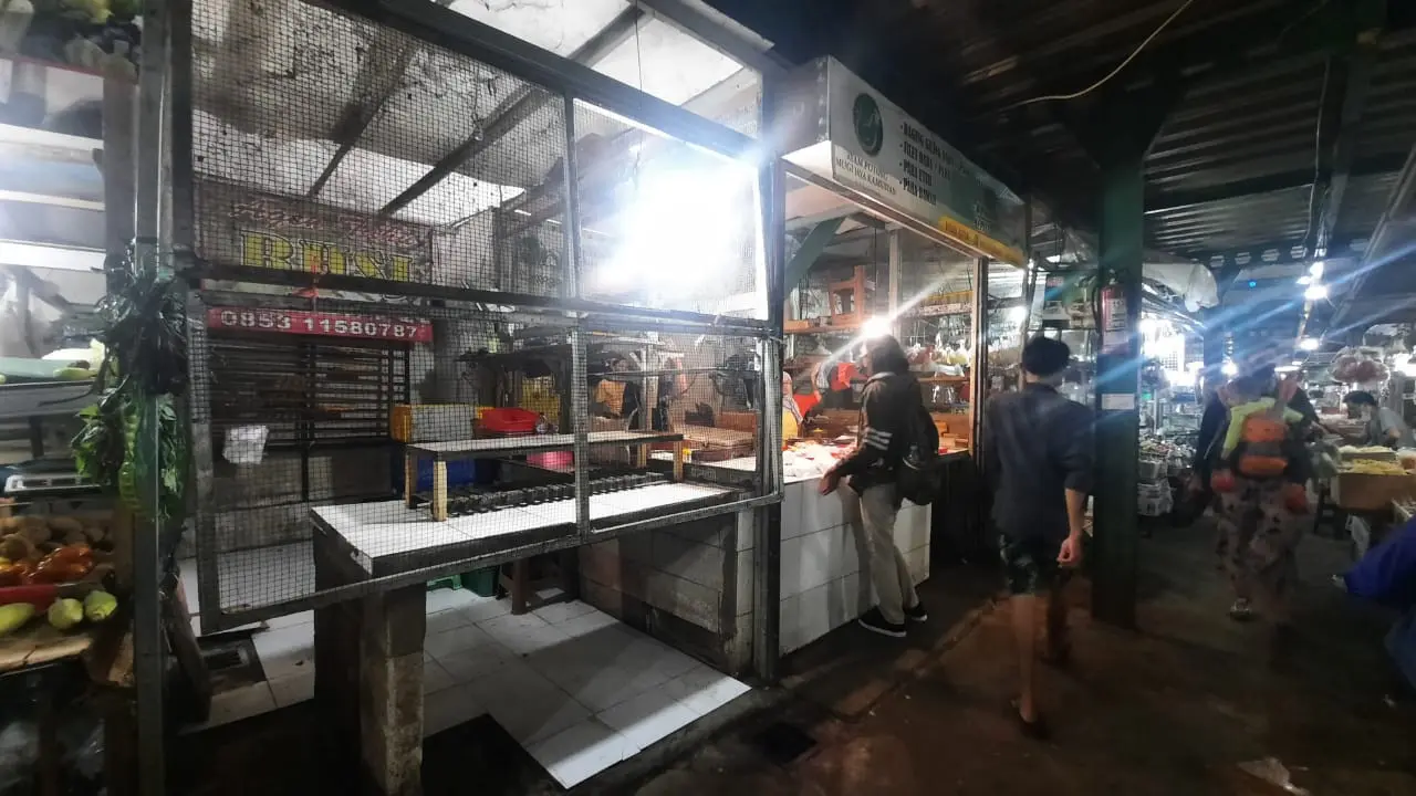 Salah satu kios penjualan tahu yang tutup sementara di Pasar Tugu, Kota Depok