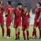 Pemain Timnas Indonesia, Stefano Lilipaly, berdiskusi dengan Riko Simanjuntak usai melawan Filipina pada laga Piala AFF 2018 di SUGBK, Jakarta, Minggu (25/11). Kedua negara bermain imbang 0-0. (Bola.com/M. Iqbal Ichsan)