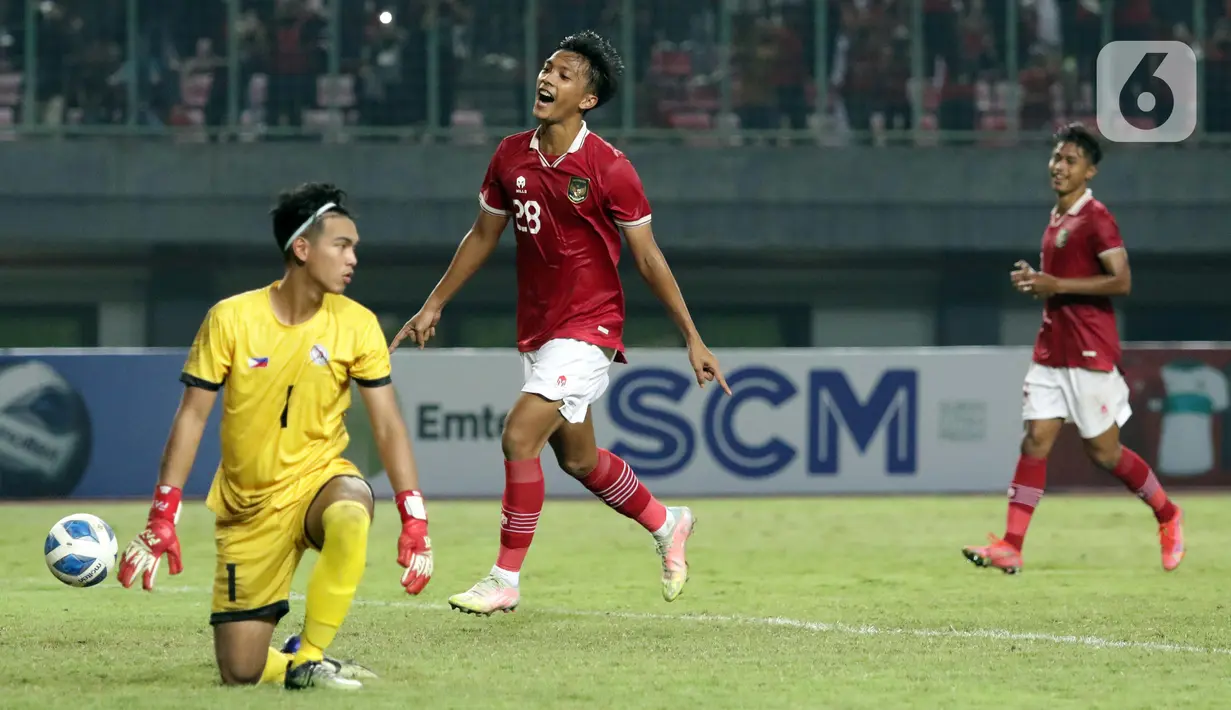 Pemain depan Timnas Indonesia U-19, Rabbani Tasnim Siddiq (tengah) usai menjebol gawang Filipina U-19 pada lanjutan penyisihan grup A Piala AFF U-19 2022 di Stadion Patriot Candrabhaga, Bekasi, Jawa Barat, Jumat (8/7/2022). Rabbani Tasnim Siddiq tampil cemerlang dan mencetak tiga dari lima gol yang bersarang di gawang Filipina U-19. (Liputan6.com/Helmi Fithriansyah)