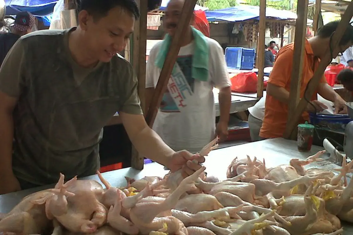 Pedagang daging ayam di Pasar Senen, Jakarta Pusat